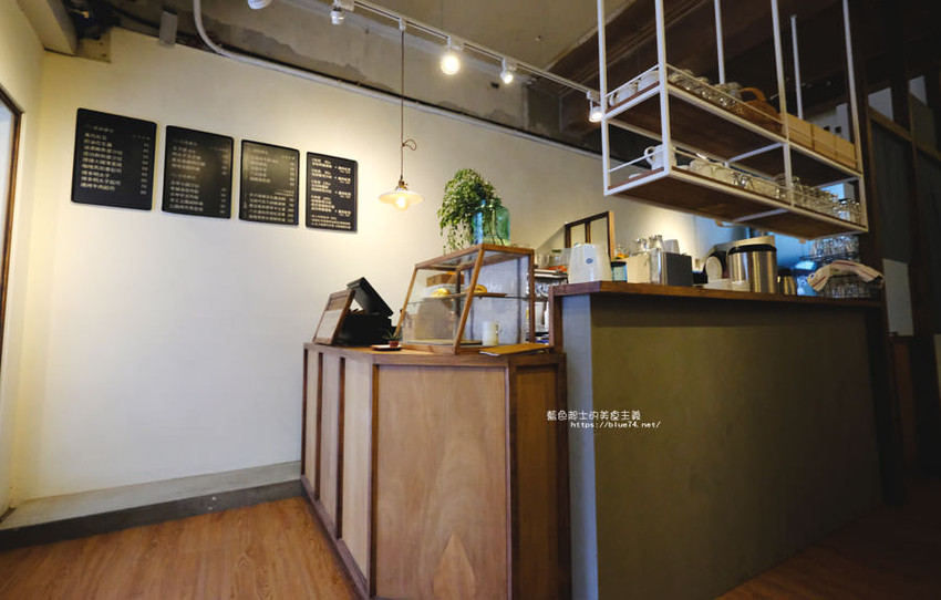 台中西區│春丸街辺店-新商品將近三十種口味，有鹹食也有甜麵包，早上7點半就吃的到 - 藍色起士的美食主義