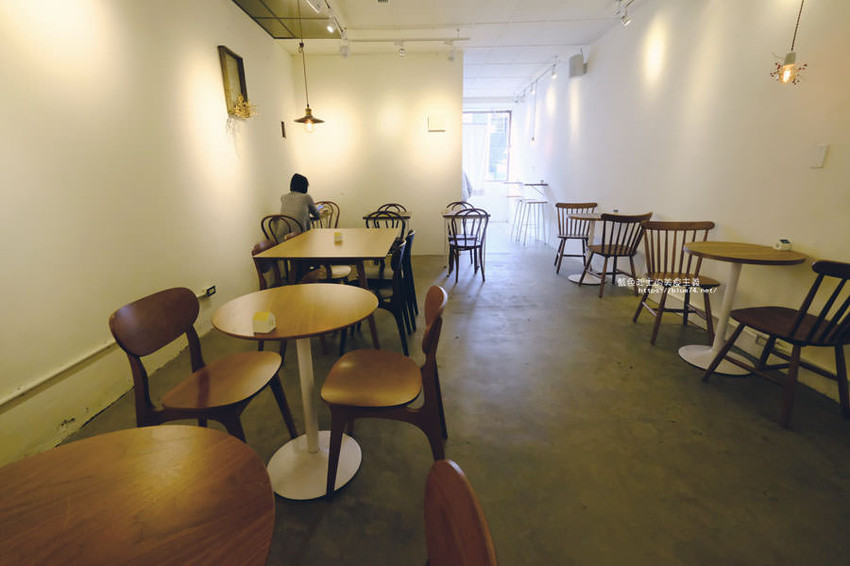 台中西區│春丸街辺店-新商品將近三十種口味，有鹹食也有甜麵包，早上7點半就吃的到 - 藍色起士的美食主義