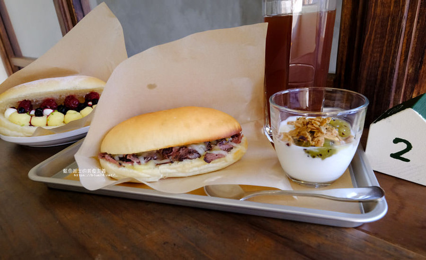 台中西區│春丸街辺店-新商品將近三十種口味，有鹹食也有甜麵包，早上7點半就吃的到 - 藍色起士的美食主義