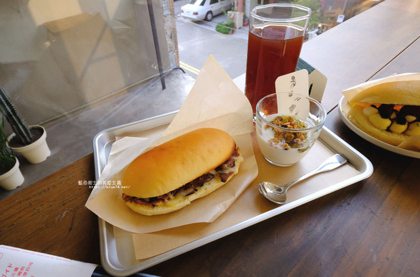 台中西區│春丸街辺店-新商品將近三十種口味，有鹹食也有甜麵包，早上7點半就吃的到 - 藍色起士的美食主義