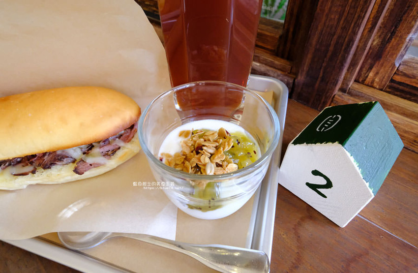 台中西區│春丸街辺店-新商品將近三十種口味，有鹹食也有甜麵包，早上7點半就吃的到 - 藍色起士的美食主義