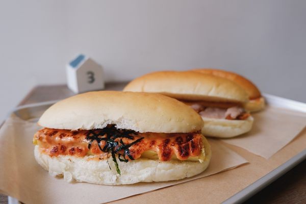 【食記】台中・西區｜春丸餐包製作所：以手心的溫度傳達小麥溫暖的香味・多種鹹甜口味的手作自製餐包・街辺店