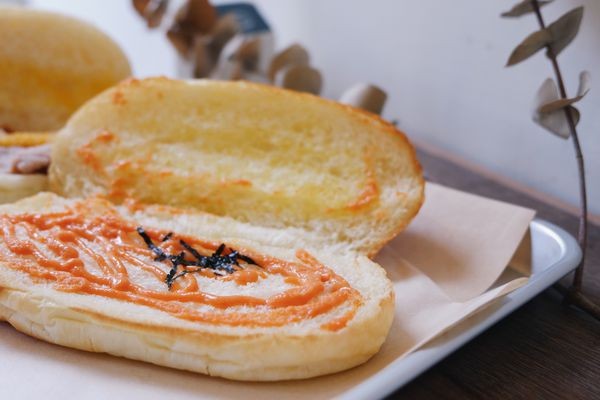 【食記】台中・西區｜春丸餐包製作所：以手心的溫度傳達小麥溫暖的香味・多種鹹甜口味的手作自製餐包・街辺店