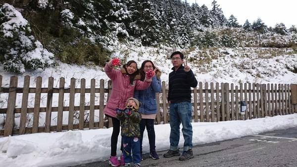 合歡山國家森林遊樂區-松雪樓:南投~合歡山國家森林遊樂區~松雪樓~白茫茫的雪景美不勝收~DIY動手作雪人~真是太有趣了~