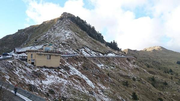 合歡山國家森林遊樂區-松雪樓:南投~合歡山國家森林遊樂區~松雪樓~白茫茫的雪景美不勝收~DIY動手作雪人~真是太有趣了~