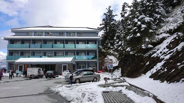 合歡山國家森林遊樂區-松雪樓:南投~合歡山國家森林遊樂區~松雪樓~白茫茫的雪景美不勝收~DIY動手作雪人~真是太有趣了~