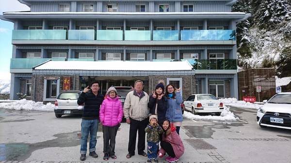 合歡山國家森林遊樂區-松雪樓:南投~合歡山國家森林遊樂區~松雪樓~白茫茫的雪景美不勝收~DIY動手作雪人~真是太有趣了~