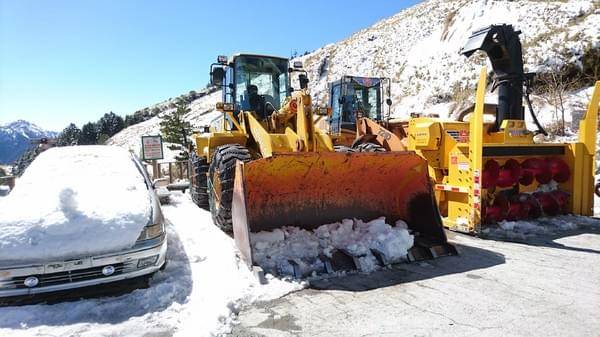 合歡山國家森林遊樂區-松雪樓:南投~合歡山國家森林遊樂區~松雪樓~白茫茫的雪景美不勝收~DIY動手作雪人~真是太有趣了~