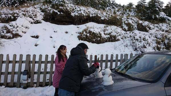 合歡山國家森林遊樂區-松雪樓:南投~合歡山國家森林遊樂區~松雪樓~白茫茫的雪景美不勝收~DIY動手作雪人~真是太有趣了~