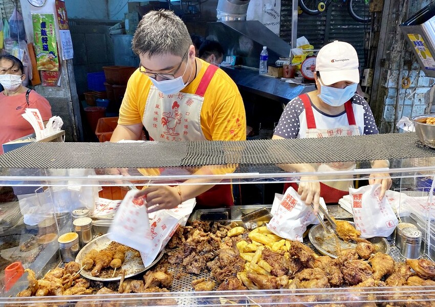 晚來搶不到.隱身市場內的厲害炸雞.大家都是一盆一盆買沒人再給你買一隻.永春市場美食♥東加炸雞♥