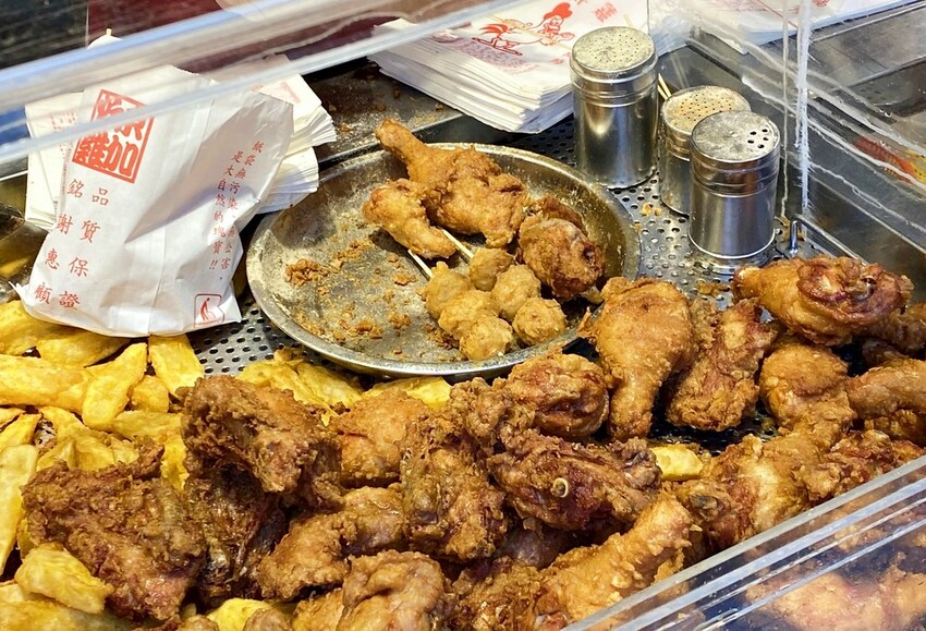 晚來搶不到.隱身市場內的厲害炸雞.大家都是一盆一盆買沒人再給你買一隻.永春市場美食♥東加炸雞♥