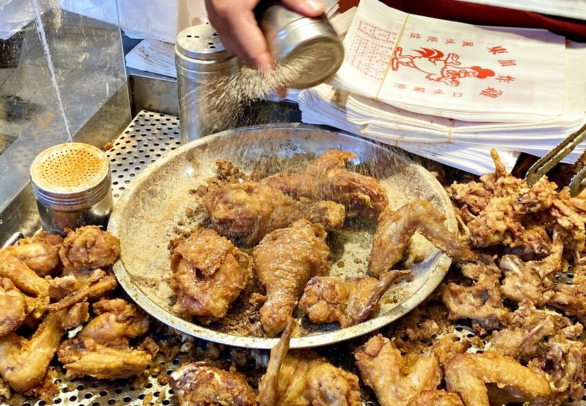 晚來搶不到.隱身市場內的厲害炸雞.大家都是一盆一盆買沒人再給你買一隻.永春市場美食♥東加炸雞♥