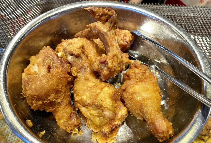 晚來搶不到.隱身市場內的厲害炸雞.大家都是一盆一盆買沒人再給你買一隻.永春市場美食♥東加炸雞♥