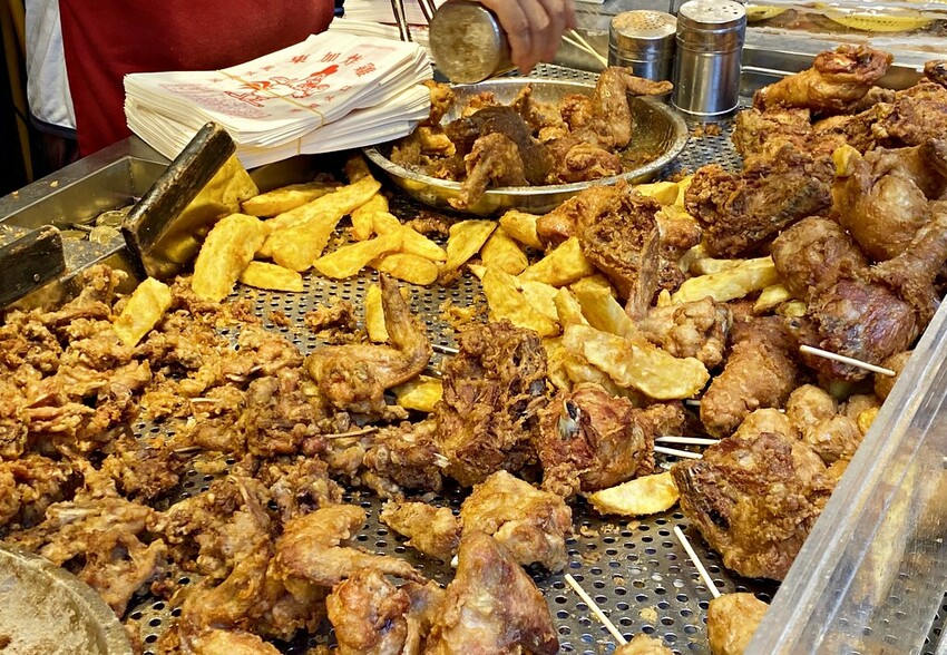 晚來搶不到.隱身市場內的厲害炸雞.大家都是一盆一盆買沒人再給你買一隻.永春市場美食♥東加炸雞♥