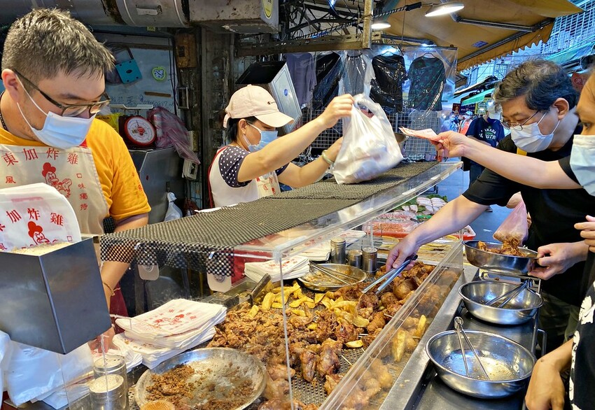 晚來搶不到.隱身市場內的厲害炸雞.大家都是一盆一盆買沒人再給你買一隻.永春市場美食♥東加炸雞♥