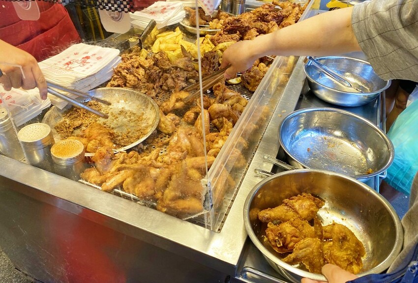 晚來搶不到.隱身市場內的厲害炸雞.大家都是一盆一盆買沒人再給你買一隻.永春市場美食♥東加炸雞♥