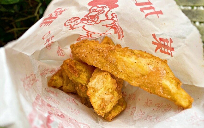 晚來搶不到.隱身市場內的厲害炸雞.大家都是一盆一盆買沒人再給你買一隻.永春市場美食♥東加炸雞♥