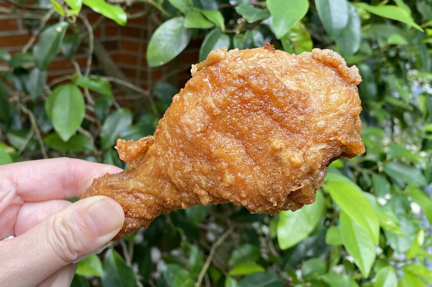 晚來搶不到.隱身市場內的厲害炸雞.大家都是一盆一盆買沒人再給你買一隻.永春市場美食♥東加炸雞♥