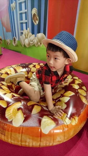 扭蛋星球特展(高雄場):高雄駁二特區~扭蛋星球~大型療癒戽斗動物們、搞笑太自由女神、巨型甜點、可怕水果殭屍~登陸了~北高同步~展期6/22-9/12