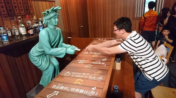 扭蛋星球特展(高雄場):高雄駁二特區~扭蛋星球~大型療癒戽斗動物們、搞笑太自由女神、巨型甜點、可怕水果殭屍~登陸了~北高同步~展期6/22-9/12