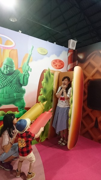 扭蛋星球特展(高雄場):高雄駁二特區~扭蛋星球~大型療癒戽斗動物們、搞笑太自由女神、巨型甜點、可怕水果殭屍~登陸了~北高同步~展期6/22-9/12