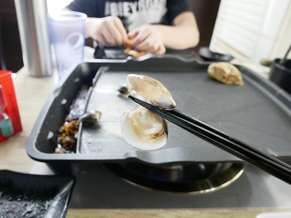 好奇太郎 創意自助鐵板燒：好奇太郎-新北江子翠創意自助鐵板燒  雞腿肉多種口味一次享用  無油更清爽  趕快發揮想像力  做出屬於自己的吃法吧