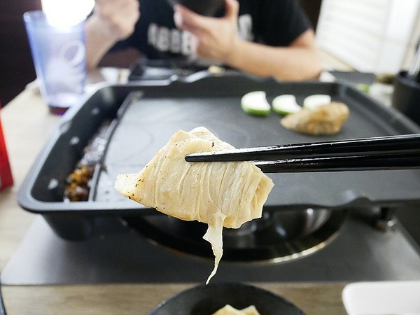 好奇太郎 創意自助鐵板燒：好奇太郎-新北江子翠創意自助鐵板燒  雞腿肉多種口味一次享用  無油更清爽  趕快發揮想像力  做出屬於自己的吃法吧