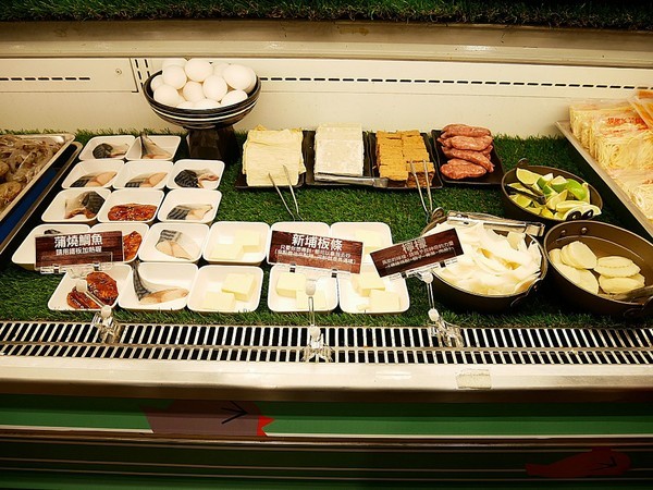 好奇太郎 創意自助鐵板燒：好奇太郎-新北江子翠創意自助鐵板燒  雞腿肉多種口味一次享用  無油更清爽  趕快發揮想像力  做出屬於自己的吃法吧