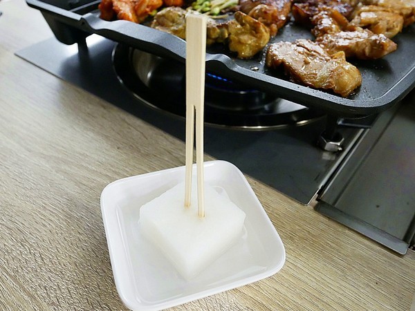 好奇太郎 創意自助鐵板燒：好奇太郎-新北江子翠創意自助鐵板燒  雞腿肉多種口味一次享用  無油更清爽  趕快發揮想像力  做出屬於自己的吃法吧