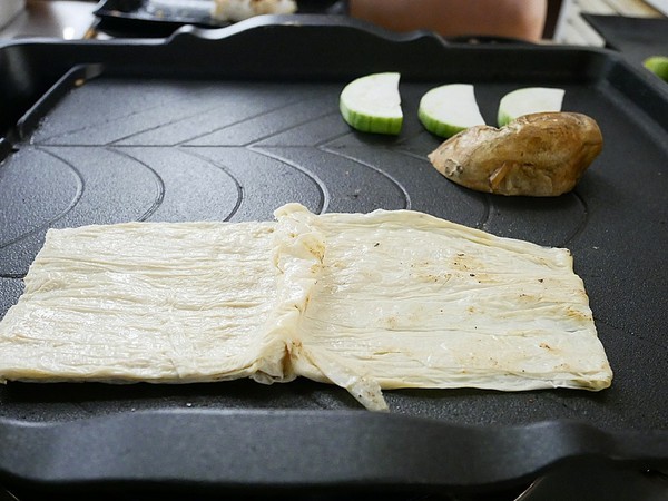 好奇太郎 創意自助鐵板燒：好奇太郎-新北江子翠創意自助鐵板燒  雞腿肉多種口味一次享用  無油更清爽  趕快發揮想像力  做出屬於自己的吃法吧