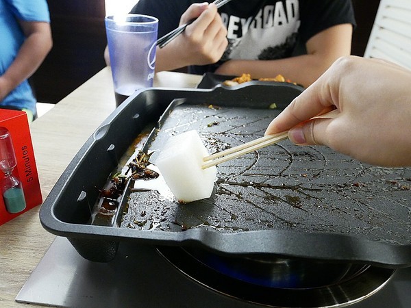 好奇太郎 創意自助鐵板燒：好奇太郎-新北江子翠創意自助鐵板燒  雞腿肉多種口味一次享用  無油更清爽  趕快發揮想像力  做出屬於自己的吃法吧