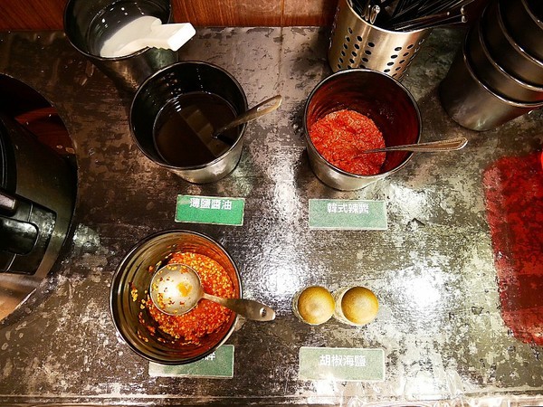 好奇太郎 創意自助鐵板燒：好奇太郎-新北江子翠創意自助鐵板燒  雞腿肉多種口味一次享用  無油更清爽  趕快發揮想像力  做出屬於自己的吃法吧