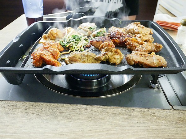 好奇太郎 創意自助鐵板燒：好奇太郎-新北江子翠創意自助鐵板燒  雞腿肉多種口味一次享用  無油更清爽  趕快發揮想像力  做出屬於自己的吃法吧