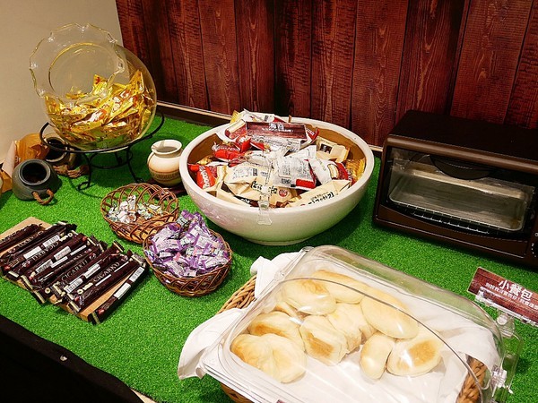 好奇太郎 創意自助鐵板燒：好奇太郎-新北江子翠創意自助鐵板燒  雞腿肉多種口味一次享用  無油更清爽  趕快發揮想像力  做出屬於自己的吃法吧