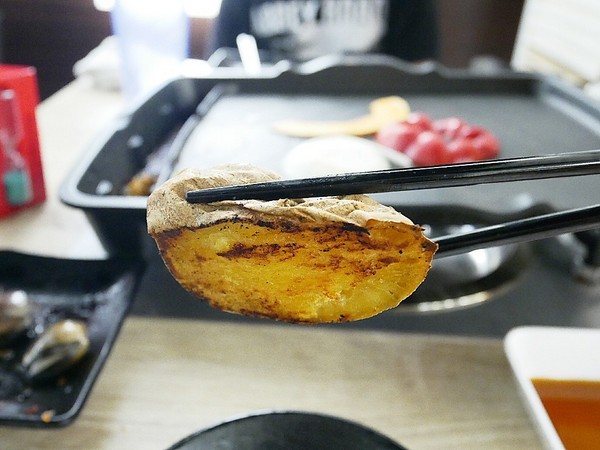 好奇太郎 創意自助鐵板燒：好奇太郎-新北江子翠創意自助鐵板燒  雞腿肉多種口味一次享用  無油更清爽  趕快發揮想像力  做出屬於自己的吃法吧