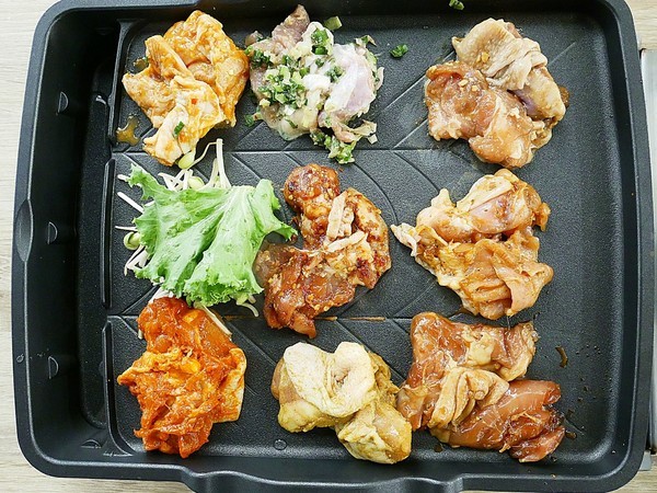 好奇太郎 創意自助鐵板燒：好奇太郎-新北江子翠創意自助鐵板燒  雞腿肉多種口味一次享用  無油更清爽  趕快發揮想像力  做出屬於自己的吃法吧