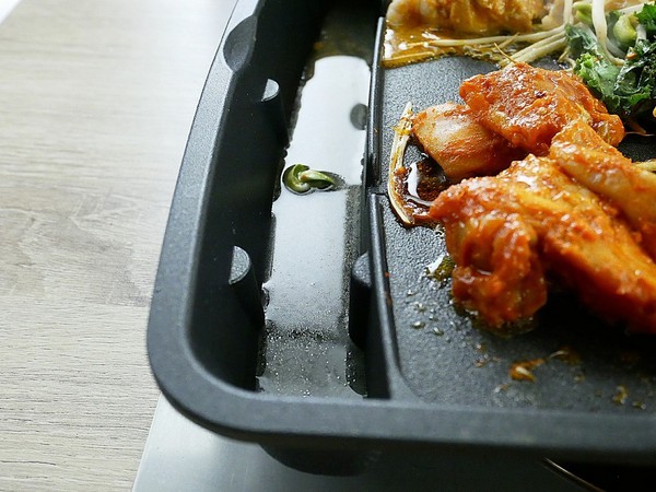 好奇太郎 創意自助鐵板燒：好奇太郎-新北江子翠創意自助鐵板燒  雞腿肉多種口味一次享用  無油更清爽  趕快發揮想像力  做出屬於自己的吃法吧