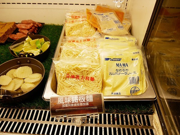 好奇太郎 創意自助鐵板燒：好奇太郎-新北江子翠創意自助鐵板燒  雞腿肉多種口味一次享用  無油更清爽  趕快發揮想像力  做出屬於自己的吃法吧