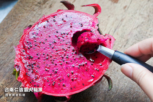 台南仁波霸火龍果：[宅配火龍果]台南仁波霸火龍果。有機小農產地直送。紅色火龍果好處多多