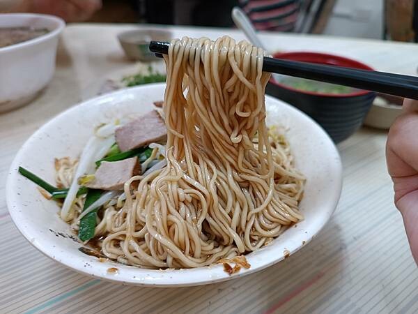 原來我小時候就吃過的超好吃麵店!一吃驚豔、再吃沒問題~【古早味陽春麵】清爽的豬油香氣,讓人一口接一口