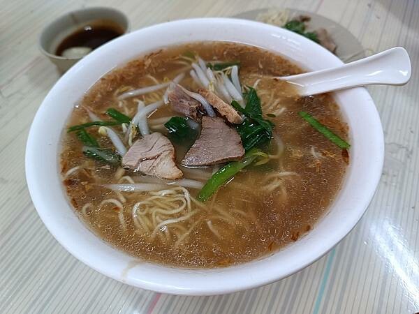 原來我小時候就吃過的超好吃麵店!一吃驚豔、再吃沒問題~【古早味陽春麵】清爽的豬油香氣,讓人一口接一口