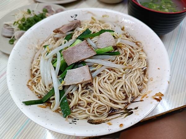 原來我小時候就吃過的超好吃麵店!一吃驚豔、再吃沒問題~【古早味陽春麵】清爽的豬油香氣,讓人一口接一口