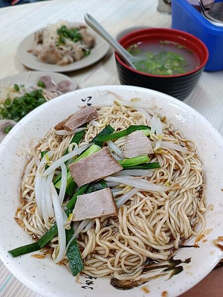 原來我小時候就吃過的超好吃麵店!一吃驚豔、再吃沒問題~【古早味陽春麵】清爽的豬油香氣,讓人一口接一口