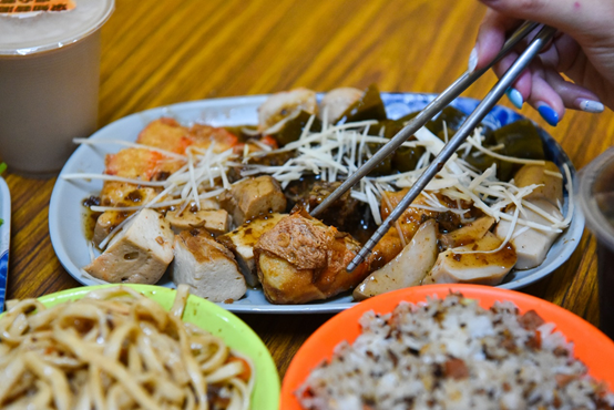天慈素食忠勇店：台中南屯區美食-CP值超高的平價素食餐廳，滷味$5元起，必點招牌炒飯！