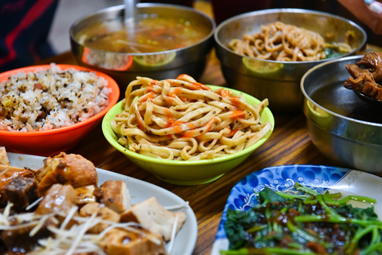 天慈素食忠勇店：台中南屯區美食-CP值超高的平價素食餐廳，滷味$5元起，必點招牌炒飯！