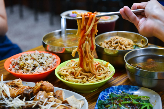 天慈素食忠勇店：台中南屯區美食-CP值超高的平價素食餐廳，滷味$5元起，必點招牌炒飯！