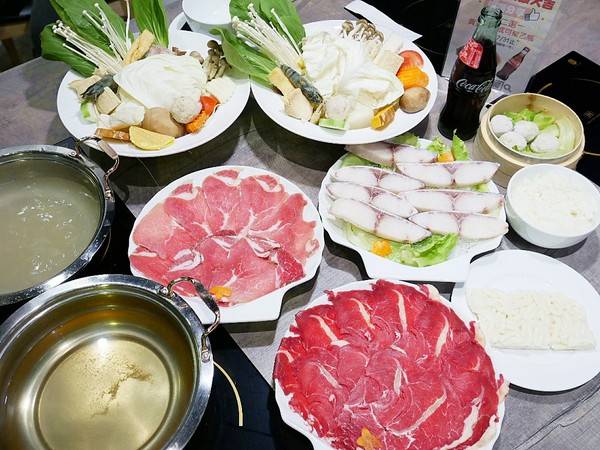 百味釜精緻鍋物:百味釜精緻鍋物-新竹東區精緻鍋物 肉品種類多 餐後甜點精緻又吸睛 樓下的媽媽魚市場是挑選生鮮的好去處