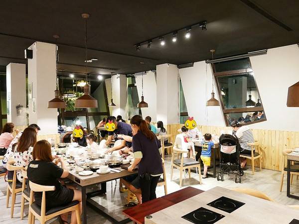 百味釜精緻鍋物:百味釜精緻鍋物-新竹東區精緻鍋物 肉品種類多 餐後甜點精緻又吸睛 樓下的媽媽魚市場是挑選生鮮的好去處