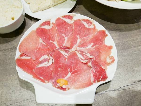百味釜精緻鍋物:百味釜精緻鍋物-新竹東區精緻鍋物 肉品種類多 餐後甜點精緻又吸睛 樓下的媽媽魚市場是挑選生鮮的好去處