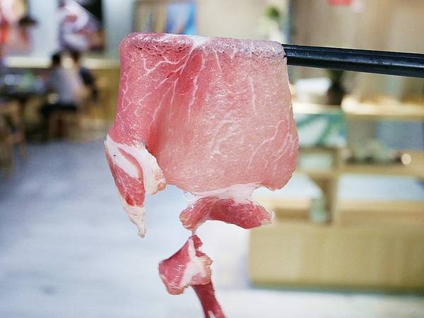 百味釜精緻鍋物:百味釜精緻鍋物-新竹東區精緻鍋物 肉品種類多 餐後甜點精緻又吸睛 樓下的媽媽魚市場是挑選生鮮的好去處